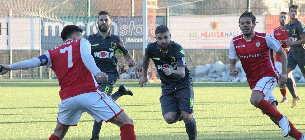 Una fase del derby tra Virtus Bolzano e Trento (foto di Carmelo Ossanna) Una fase del derby tra Virtus Bolzano e Trento (foto di Carmelo Ossanna)